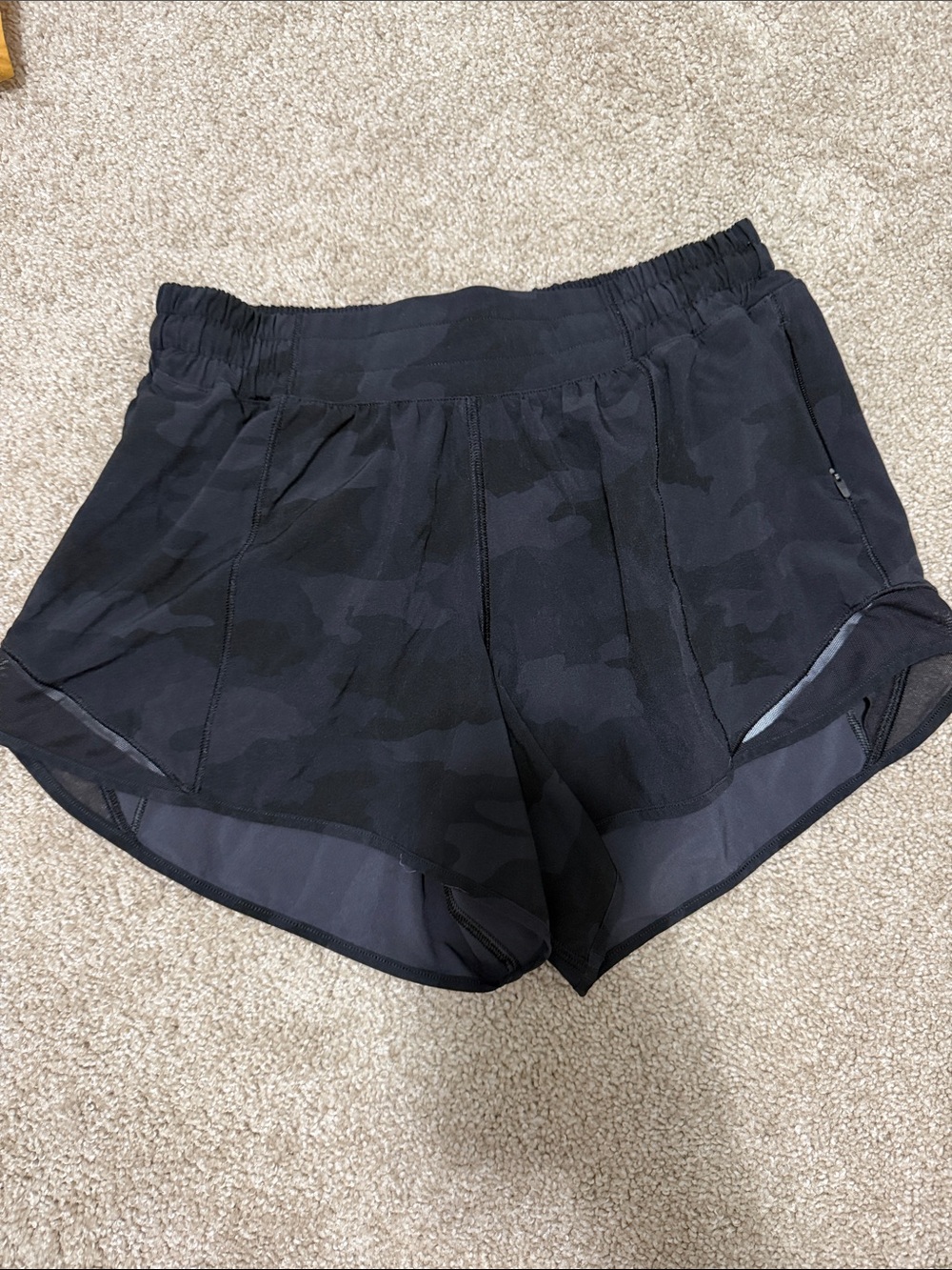 Lululemon 6 Women's Black Camo workout Shorts